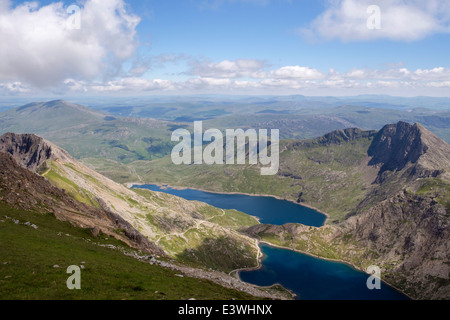 Blick auf Glaslyn und Llyn Llydaw Seen in Snowdon Horseshoe aus Krippe y Ddysgl (Garnedd Ugain) in die Berge von Snowdonia Wales UK Stockfoto