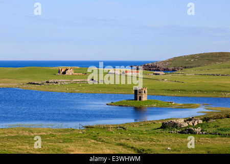 Blick auf Loch Scolpaig mit georgischen Torheit Turm auf kleinen Inselchen auf Westküste North Uist äußeren Hebriden Western Isles Schottland UK Stockfoto