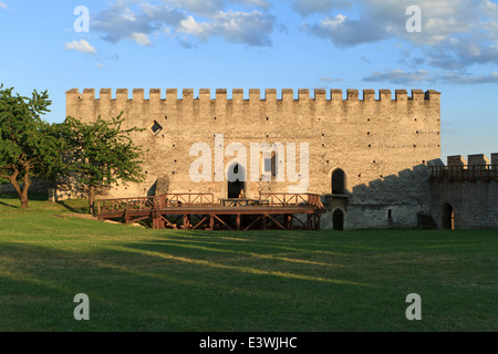 Szydłów - Altstadt mit mittelalterlichen Zentrum, Ruinen der Burg und eine 700 Meter lange Wehrmauer, Woiwodschaft Świętokrzyskie, Polen. Stockfoto