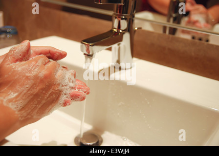 Hände waschen mit Seife unter fließendem Wasser Stockfoto