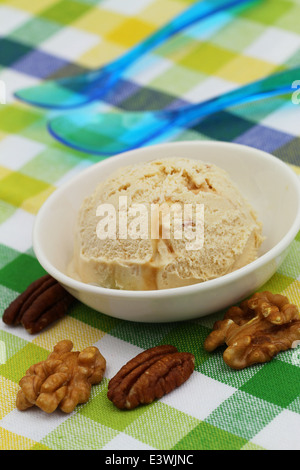 Nussbaum, Pecan und Karamell Eis Stockfoto