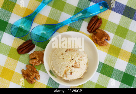 Nussbaum, Pecan und Karamell Eis Stockfoto