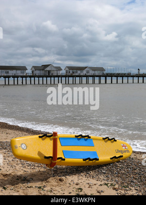 Rettungsschwimmer retten Board am Strand von Southwold in Suffolk, England. Stockfoto