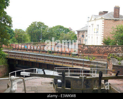 Eisenbahnbrücke mit Northgate Schloss über Shropshire Union Canal und Becken in Chester Cheshire UK Stockfoto