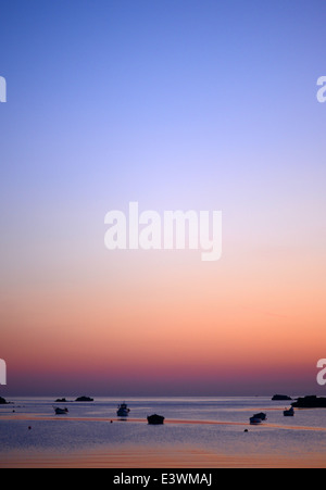 Angelboote/Fischerboote vertäut im Cobo Bay vor der Küste von Guernsey auf den Kanalinseln, GB Stockfoto