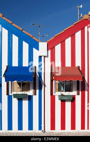 Candy gestreift lackierte Strandhäuser, ehemaligen Fishermans Häuser in Costa Nova, Beira Litoral, Portugal Stockfoto