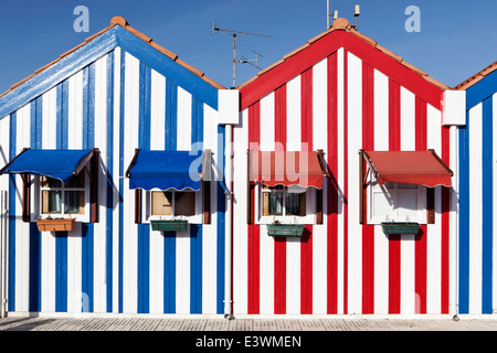 Candy gestreift lackierte Strandhäuser, ehemaligen Fishermans Häuser in Costa Nova, Beira Litoral, Portugal Stockfoto