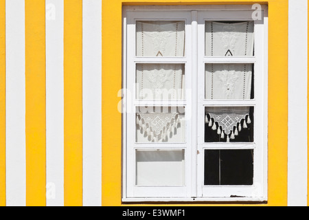 Candy gestreift lackierte Strandhäuser, ehemaligen Fishermans Häuser in Costa Nova, Beira Litoral, Portugal Stockfoto