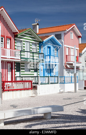 Candy gestreift lackierte Strandhäuser, ehemaligen Fishermans Häuser in Costa Nova, Beira Litoral, Portugal Stockfoto