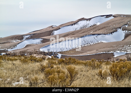 Great Sand Dunes National Park im Winter mit Schnee Stockfoto