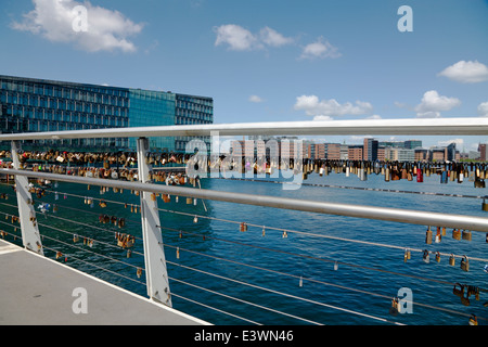 Liebesschlösser auf der kombinierten Fahrrad- und Laufstegen-Stahlbrücke, Bryggebroen, über dem südlichen Teil des Hafens von Kopenhagen. Dänemark. Brücken. Stockfoto