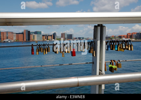 Liebesschlösser auf der kombinierten Rad- und Gehweg Stahl-Brücke, Bryggebroen, über den südlichen Teil des Hafens von Kopenhagen. Dänemark. Stockfoto