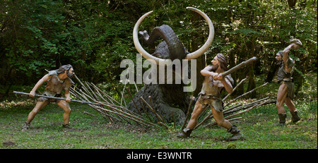 Neandertaler Jäger töten gefangen prähistorischen Mammut Prehisto Parc, Tursac, Périgord, Dordogne, Frankreich Stockfoto