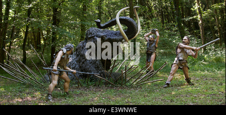 Neandertaler Jäger töten gefangen prähistorischen Mammut Prehisto Parc, Tursac, Périgord, Dordogne, Frankreich Stockfoto