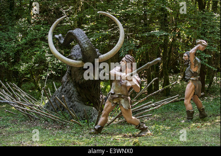 Neandertaler Jäger töten gefangen prähistorischen Mammut Prehisto Parc, Tursac, Périgord, Dordogne, Frankreich Stockfoto