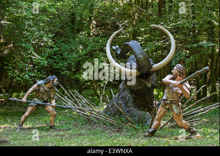 Neandertaler Jäger töten gefangen prähistorischen Mammut Prehisto Parc, Tursac, Périgord, Dordogne, Frankreich Stockfoto