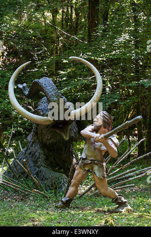 Neandertaler Jäger töten gefangen prähistorischen Mammut Prehisto Parc, Tursac, Périgord, Dordogne, Frankreich Stockfoto