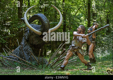 Neandertaler Jäger töten gefangen prähistorischen Mammut Prehisto Parc, Tursac, Périgord, Dordogne, Frankreich Stockfoto