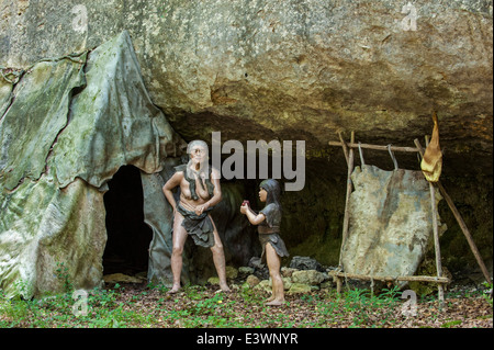 Semi-nomadische Neandertaler in Camp mit Tierheim gemacht von Tierhäuten unter Überhang in einer Felswand Prehisto Parc, Tursac, Frankreich Stockfoto