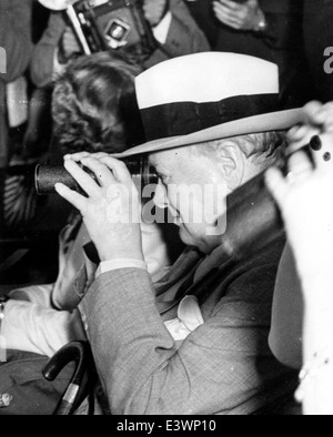 Sir Winston Churchill wird bei einem Pferderennen im Hialeah Park, Miami, fotografiert. Dieses ikonische Bild zeigt die Teilnahme des britischen Führers an einem berühmten amerikanischen Sportereignis während seiner Zeit als Premierminister. Stockfoto
