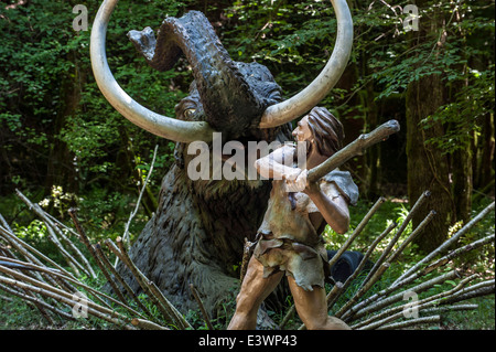 Neandertaler Jäger töten gefangen prähistorischen Mammut Prehisto Parc, Tursac, Périgord, Dordogne, Frankreich Stockfoto