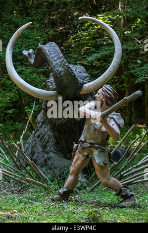 Neandertaler Jäger töten gefangen prähistorischen Mammut Prehisto Parc, Tursac, Périgord, Dordogne, Frankreich Stockfoto