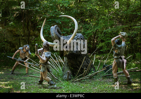 Neandertaler Jäger töten gefangen prähistorischen Mammut Prehisto Parc, Tursac, Périgord, Dordogne, Frankreich Stockfoto