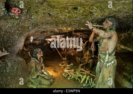 Prähistorischen Cro-Magnon-Schamanen und Frau in der Höhle am Grottes du Roc de Cazelle, Les Eyzies, Périgord, Dorogne, Frankreich Stockfoto