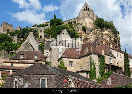 Château de Beynac, mittelalterliche Burg mit Blick auf die Stadt Beynac-et-Cazenac, Dordogne, Aquitaine, Frankreich Stockfoto