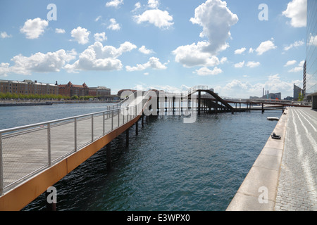 Kalvebod Waves oder Kalvebod Bølge eine aufregende neue Uferpromenade in Kalvebod Brygge im Hafen von Kopenhagen, Dänemark. Entwerfen Sie JDS. Stadtstrand, sozialer Knotenpunkt Stockfoto