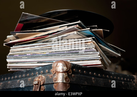 Haufen von alten Vinyl-Schallplatten auf einem Vintage Koffer Stockfoto