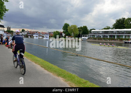 Henley-on-Thames, Oxfordshire, Vereinigtes Königreich. 30. Juni 2014. Trainingstag Montag vor dem Start von der Henley Royal Regatta am Mittwoch. Die Szene ist für eine hochkarätige Henley Royal Regatta festgelegt 175-jähriges Jubiläum der die erste Regatta im Jahr 1839, mit viele Olympiasieger und Weltmeister aus der ganzen Welt teilnehmen.  Bildnachweis: Gary Blake/Alamy Live-Nachrichten Stockfoto