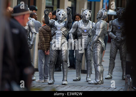 Cardiff, UK. 30. Juni 2014. Die Besetzung von BBC Doctor Who sind Dreharbeiten im Stadtzentrum von Cardiff entdeckt. Der Arzt (Peter Capaldi) galt ab gegen die Cybermen mit Einheit Soldaten und Schauspielerin Michelle Gomez stehen. Bildnachweis: Polly Thomas/Alamy Live-Nachrichten Stockfoto