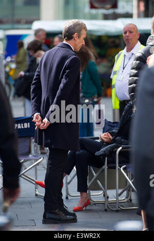 Cardiff, UK. 30. Juni 2014. Die Besetzung von BBC Doctor Who sind Dreharbeiten im Stadtzentrum von Cardiff entdeckt. Der Arzt (Peter Capaldi) galt ab gegen die Cybermen mit Einheit Soldaten und Schauspielerin Michelle Gomez stehen. Das Foto zeigt Peter Capaldi. Bildnachweis: Polly Thomas/Alamy Live-Nachrichten Stockfoto