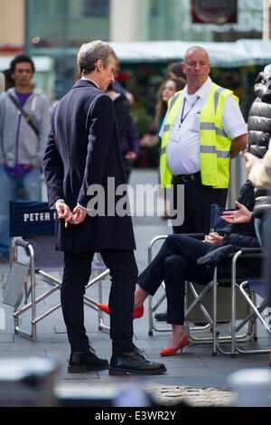 Cardiff, UK. 30. Juni 2014. Die Besetzung von BBC Doctor Who sind Dreharbeiten im Stadtzentrum von Cardiff entdeckt. Der Arzt (Peter Capaldi) galt ab gegen die Cybermen mit Einheit Soldaten und Schauspielerin Michelle Gomez stehen. Das Foto zeigt Peter Capaldi. Bildnachweis: Polly Thomas/Alamy Live-Nachrichten Stockfoto