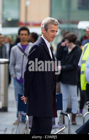 Cardiff, UK. 30. Juni 2014. Die Besetzung von BBC Doctor Who sind Dreharbeiten im Stadtzentrum von Cardiff entdeckt. Der Arzt (Peter Capaldi) galt ab gegen die Cybermen mit Einheit Soldaten und Schauspielerin Michelle Gomez stehen. Das Foto zeigt Peter Capaldi. Bildnachweis: Polly Thomas/Alamy Live-Nachrichten Stockfoto