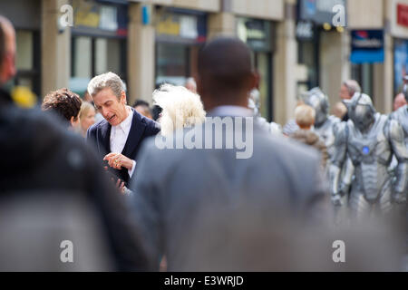 Cardiff, UK. 30. Juni 2014. Die Besetzung von BBC Doctor Who sind Dreharbeiten im Stadtzentrum von Cardiff entdeckt. Der Arzt (Peter Capaldi) galt ab gegen die Cybermen mit Einheit Soldaten und Schauspielerin Michelle Gomez stehen. Das Foto zeigt Peter Capaldi. Bildnachweis: Polly Thomas/Alamy Live-Nachrichten Stockfoto