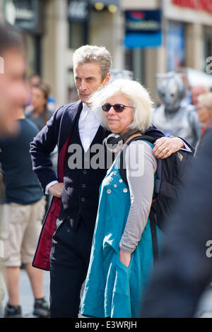 Cardiff, UK. 30. Juni 2014. Die Besetzung von BBC Doctor Who sind Dreharbeiten im Stadtzentrum von Cardiff entdeckt. Der Arzt (Peter Capaldi) galt ab gegen die Cybermen mit Einheit Soldaten und Schauspielerin Michelle Gomez stehen. Das Foto zeigt Peter Capaldi. Bildnachweis: Polly Thomas/Alamy Live-Nachrichten Stockfoto