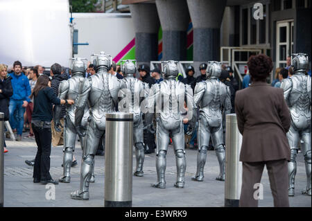 Cardiff, UK. 30. Juni 2014. Die Besetzung von BBC Doctor Who sind Dreharbeiten im Stadtzentrum von Cardiff entdeckt. Der Arzt (Peter Capaldi) galt ab gegen die Cybermen mit Einheit Soldaten und Schauspielerin Michelle Gomez stehen. Bildnachweis: Polly Thomas/Alamy Live-Nachrichten Stockfoto