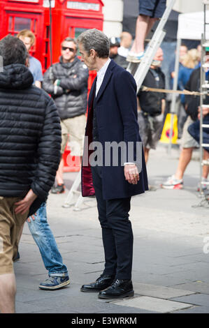 Cardiff, UK. 30. Juni 2014. Die Besetzung von BBC Doctor Who sind Dreharbeiten im Stadtzentrum von Cardiff entdeckt. Der Arzt (Peter Capaldi) galt ab gegen die Cybermen mit Einheit Soldaten und Schauspielerin Michelle Gomez stehen. Das Foto zeigt Peter Capaldi. Bildnachweis: Polly Thomas/Alamy Live-Nachrichten Stockfoto