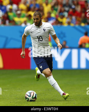 Brasilia, Brasilien. 30. Juni 2014. Frankreichs Karim Benzema läuft mit dem Ball während einer Runde von 16 Match zwischen Frankreich und Nigeria 2014 FIFA World Cup im Stadion Estadio Nacional in Brasilia, Brasilien, am 30. Juni 2014. Bildnachweis: Xinhua/Alamy Live-Nachrichten Stockfoto