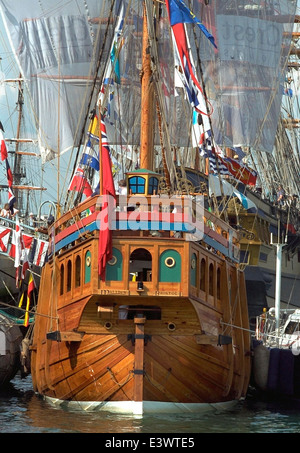 AJAXNETPHOTO. PORTSMOUTH, ENGLAND. FESTIVAL OF THE SEA - NACHBILDUNG DES SCHIFFES - MATTHEW, EINE NACHBILDUNG DES SCHIFFES, DAS VON JOHN CABOT GESEGELT WURDE. FOTO; JONATHAN EASTLAND/AJAX REF: IFOS98 Stockfoto