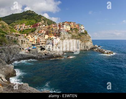 Manorola ist eine der fünf berühmten bunten Dörfern der Cinque Terre in Italien. Stockfoto