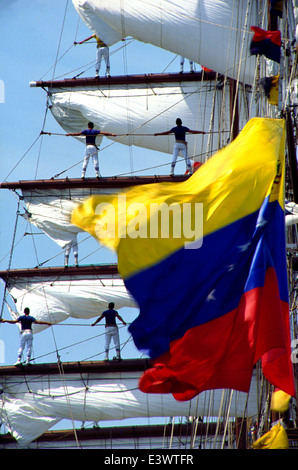 AJAXNETPHOTO. 1989. ROUEN, Frankreich. - LA VOILE DE LA LIBERTE-CREW DER VENEZOLANISCHEN SQUARE RIGGER SIMON BOLIVAR MANN DIE YARDS. Foto: Jonathan Eastland Stockfoto