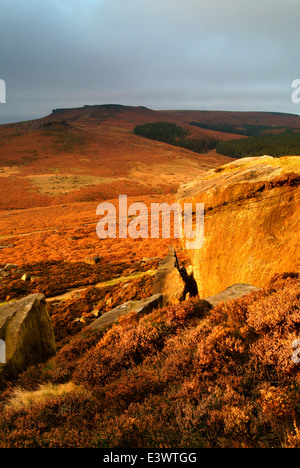 UK, South Yorkshire, Peak District, obere Schauspielerfamilie Valley, Burbage Felsen mit Blick auf Higger Tor und Carl Wark Stockfoto