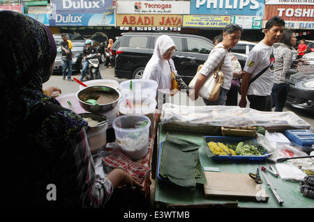 Zentral-Jakarta, Jakarta, Indonesien. 14. Februar 2013. Imbissstände an sie shop für Mahlzeiten in Bendungan Hilir Straße ihr Fasten zu brechen. Muslime auf der ganzen Welt beobachten Ramadan der heiligste Monat im islamischen Kalender. Muslime unterlassen, Essen, trinken und Rauchen von Sonnenaufgang bis Sonnenuntergang. © Afriadi Hikmal/ZUMA Wire/ZUMAPRESS.com/Alamy Live-Nachrichten Stockfoto