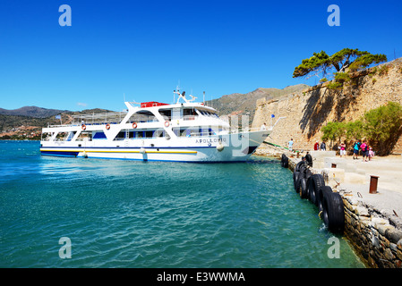 Motoryachten mit Touristen sind in der Nähe von Spinalonga Insel, Griechenland Stockfoto