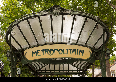 Das verglaste Vordach der Metropolitain u-Bahn-Station Abbesses Paris Frankreich Stockfoto