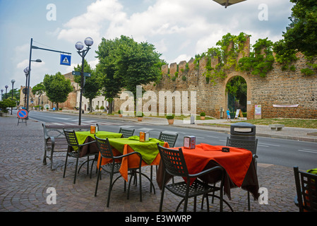 Über Guido Negri Este einer ummauerten mittelalterlichen Stadt in der Region Venetien, Norditalien Stockfoto