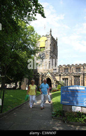 Skipton, Yorkshire, Großbritannien. 30. Juni 2014. 30. Juni 2014. Die Pfarrei Kirche der Hl. Dreifaltigkeit in Skipton West Yorkshire zeigt ein großes Fahrrad und gelbes Trikot für die bevorstehende Etappe der Tour De France, die am Samstag, den 5. Juli die Stadt durchquert. Bildnachweis: Mark Davidson/Alamy Live-Nachrichten Stockfoto